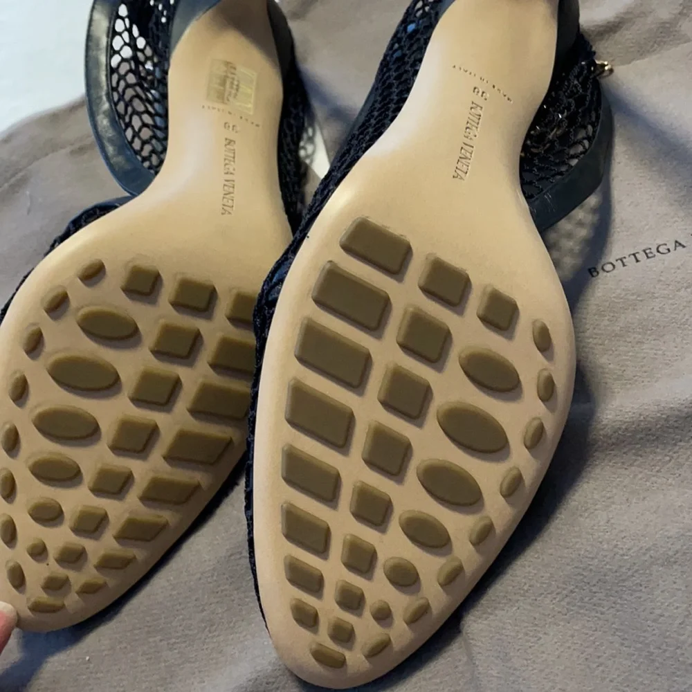 BOTTEGA VENETA Chain-embellished macramé and leather pumps Black - Picture 11 of 16